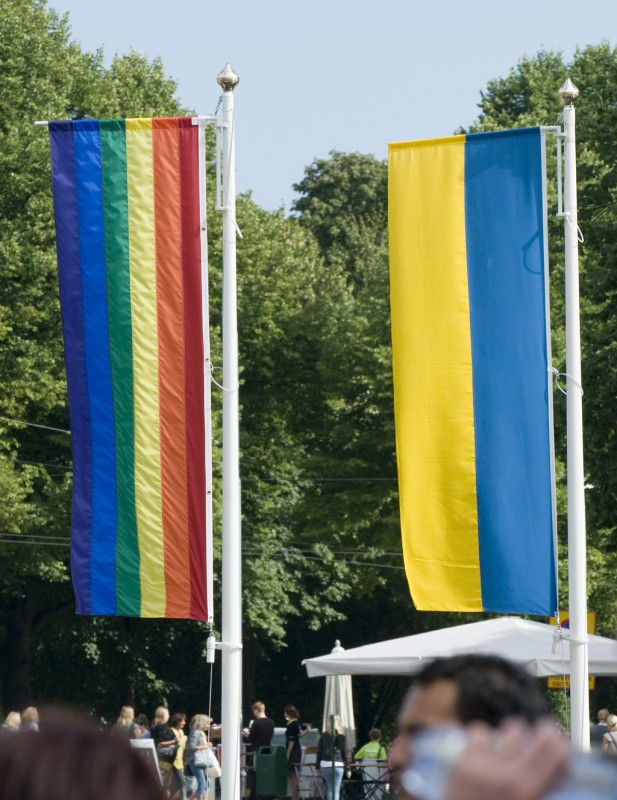 Svenska flaggan tillsammans med regnbågsflaggan vid Djurgårdsbron